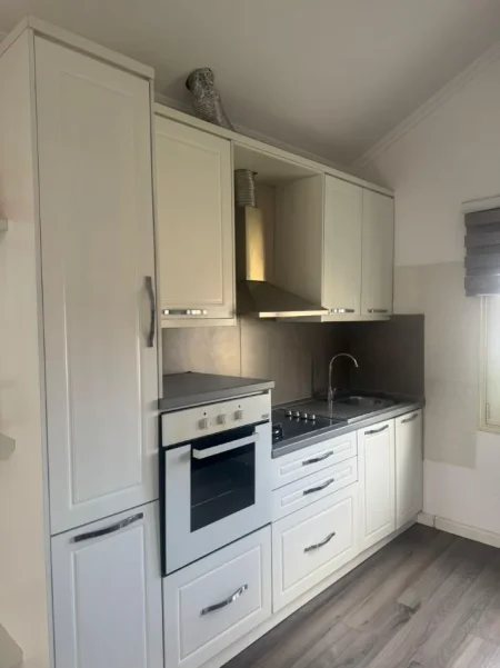 Tirane, jepet me qera apartament 2+1+Ballkon Kati 3, 90 m² 440 € (Rruga Pjeter Budi)