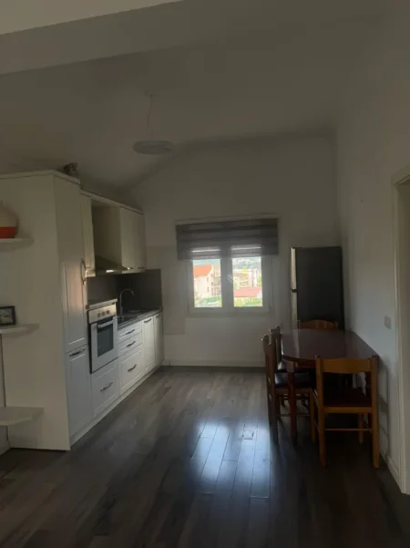 Tirane, jepet me qera apartament 2+1+Ballkon Kati 3, 90 m² 440 € (Rruga Pjeter Budi)
