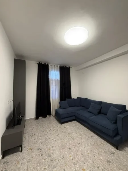 Tirane, jepet me qera apartament 1+1 Kati 1, 64 m² 500 € (STACIONI I TRENIT)