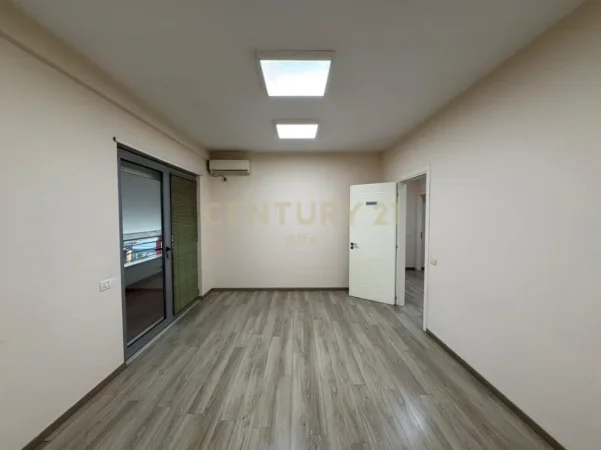 Tirane, shitet apartament 3+1+Ballkon Kati 2, 214 m² 599.000 € (kopshti botanik)