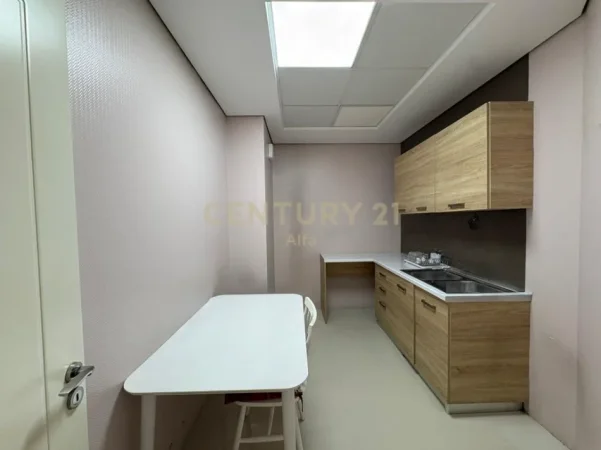 Tirane, shitet apartament 3+1+Ballkon Kati 2, 214 m² 599.000 € (kopshti botanik)