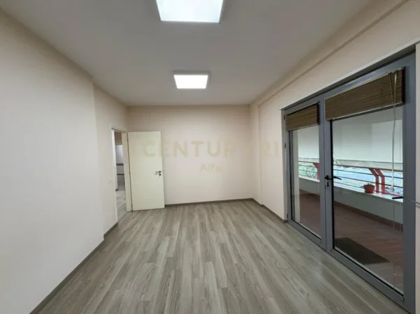 Tirane, shitet apartament 3+1+Ballkon Kati 2, 214 m² 599.000 € (kopshti botanik)