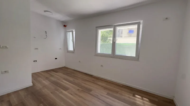 Tirane, shitet apartament 1+1+Aneks+Ballkon Kati 1, 47 m² 130.000 € (pallati me shigjeta)