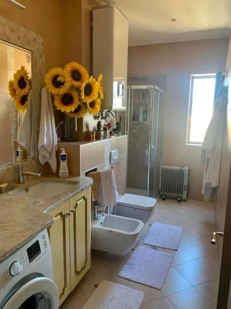 Tirane, jepet me qera apartament 1+1 Kati 9, 76 m² 700 € (KOMUNA E PARISIT)