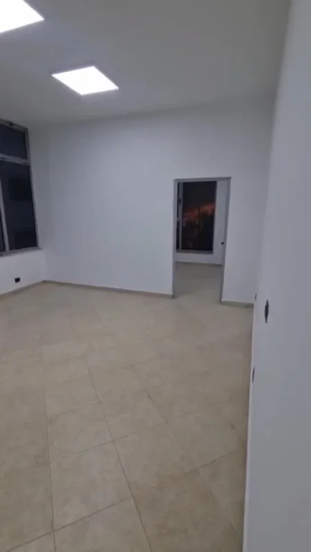 Tirane, jepet me qera ambjent biznesi Kati 2, 80 m² 960 € (Rruga Myslym Shyri)