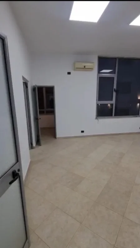 Tirane, jepet me qera ambjent biznesi Kati 2, 80 m² 960 € (Rruga Myslym Shyri)