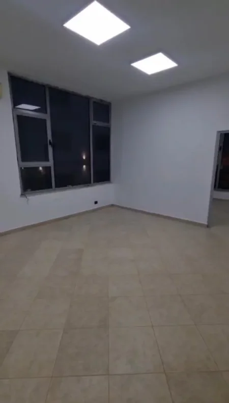 Tirane, jepet me qera ambjent biznesi Kati 2, 80 m² 960 € (Rruga Myslym Shyri)