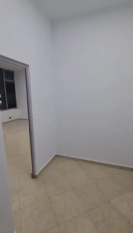Tirane, jepet me qera ambjent biznesi Kati 2, 80 m² 960 € (Rruga Myslym Shyri)