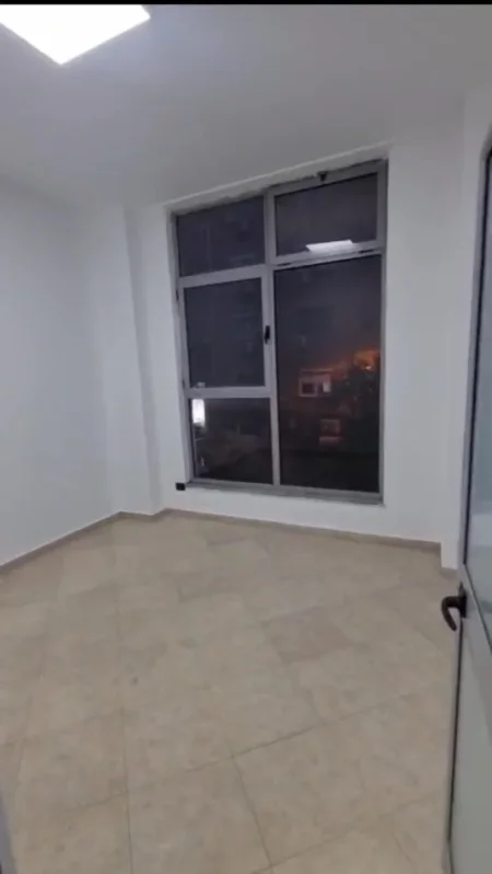 Tirane, jepet me qera ambjent biznesi Kati 2, 80 m² 960 € (Rruga Myslym Shyri)