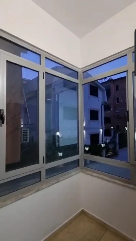 Tirane, jepet me qera ambjent biznesi Kati 2, 80 m² 960 € (Rruga Myslym Shyri)