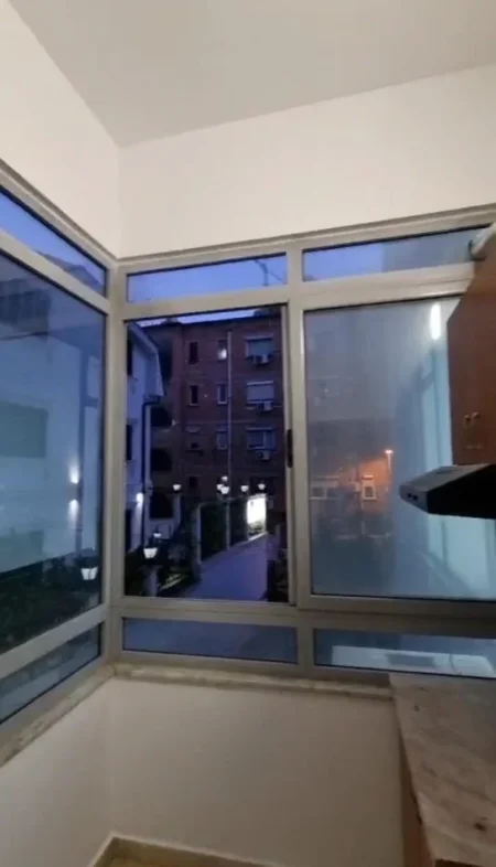 Tirane, jepet me qera ambjent biznesi Kati 2, 80 m² 960 € (Rruga Myslym Shyri)