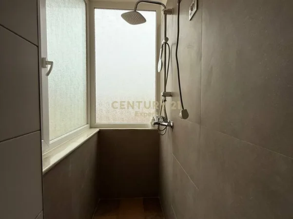 Tirane, jepet me qera apartament 1+1 Kati 7, 65 m² 500 € (selvia)