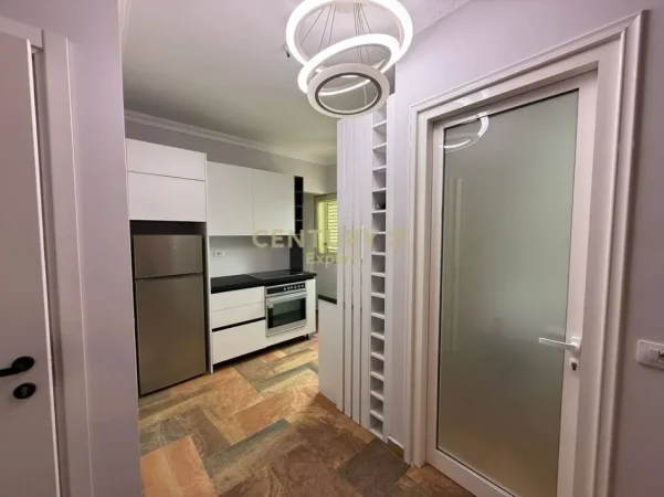 Tirane, jepet me qera apartament 1+1 Kati 7, 65 m² 500 € (selvia)