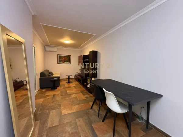 Tirane, jepet me qera apartament 1+1 Kati 7, 65 m² 500 € (selvia)