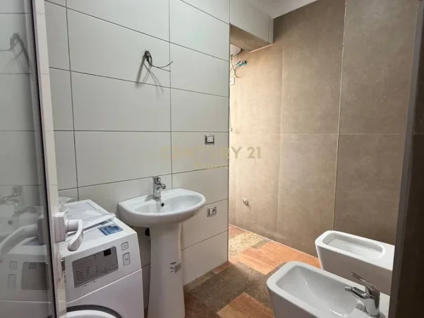 Tirane, jepet me qera apartament 1+1 Kati 7, 65 m² 500 € (selvia)