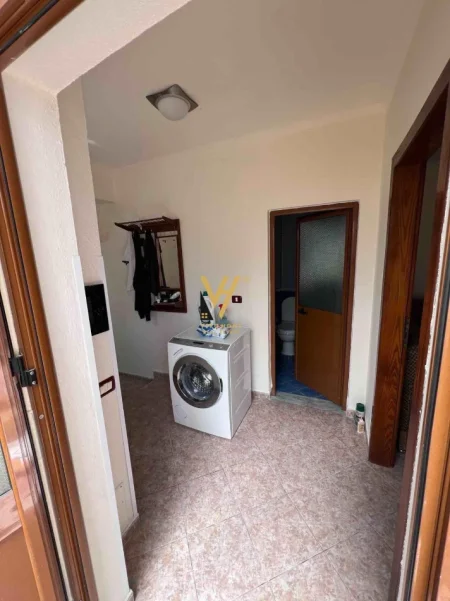 Tirane, jepet me qera shtepi 2+1+Ballkon Kati 0, 78 m² 400 € (JORDAN MISJA)