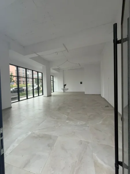 Tirane, jepet me qera dyqan Kati 0, 113 m² 1.000 € (ASTIR)