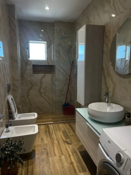 Tirane, jepet me qera apartament 2+1 Kati 5, 80 m² 650 € (Rruga Irfan Tomini)
