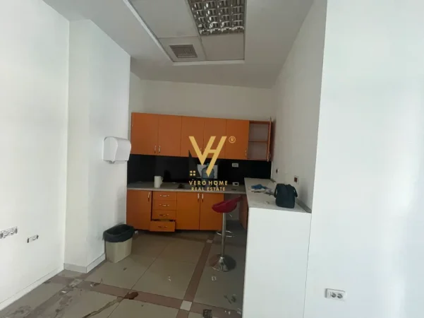 Tirane, jepet me qera ambjent biznesi Kati 1, 400 m² 3.100 € (SELITE)