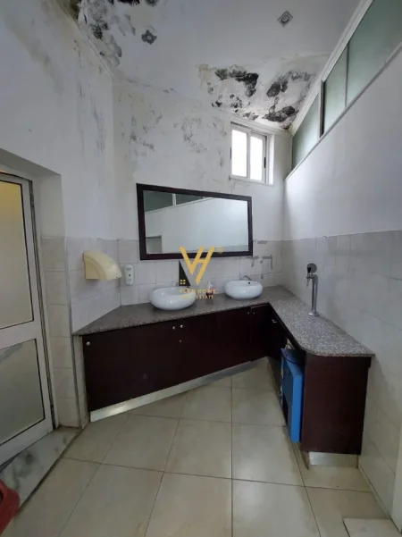 Tirane, shitet ambjent biznesi Kati 0, 240 m² (QYTET STUDENTI)