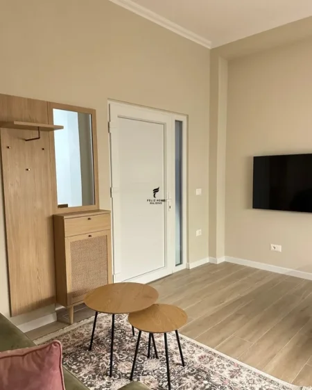 Tirane, jepet me qera apartament 1+1 Kati 1, 65 m² 450 € (OXHAKU)