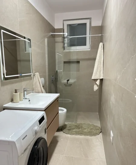 Tirane, jepet me qera apartament 1+1 Kati 1, 65 m² 450 € (OXHAKU)