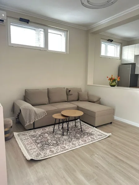 Tirane, jepet me qera apartament 1+1 Kati 1, 70 m² 550 € (OXHAKU)