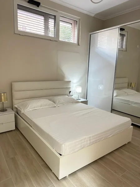 Tirane, jepet me qera apartament 1+1 Kati 1, 70 m² 550 € (OXHAKU)