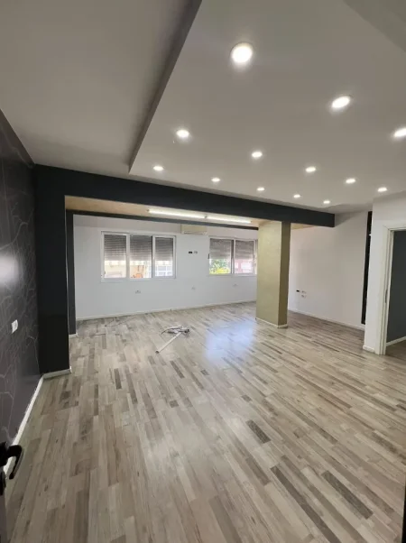 Tirane, jepet me qera ambjent biznesi Kati 3, 108 m² 1.400 € (Sheshi Willson.)