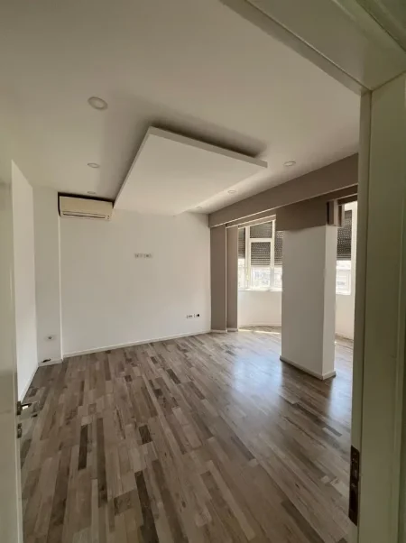Tirane, jepet me qera ambjent biznesi Kati 3, 108 m² 1.400 € (Sheshi Willson.)