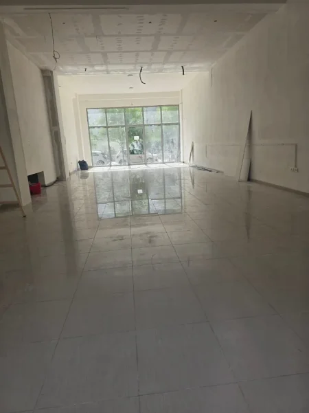 Tirane, jepet me qera ambjent biznesi Kati 0, 140 m² 2.000 € (Kika 3 Komuna e Parisit)