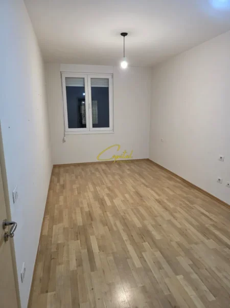 Tirane, jepet me qera ambjent biznesi Kati 1, 105 m² 650 € (21 DHJETORI)