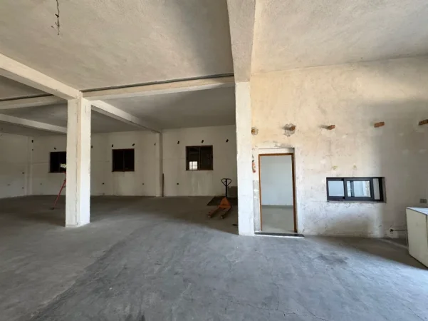 Tirane, jepet me qera magazine Kati 1, 300 m² 2.500 € (Ish Dogana)