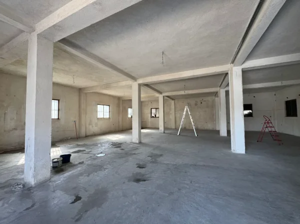 Tirane, jepet me qera magazine Kati 1, 300 m² 2.500 € (Ish Dogana)