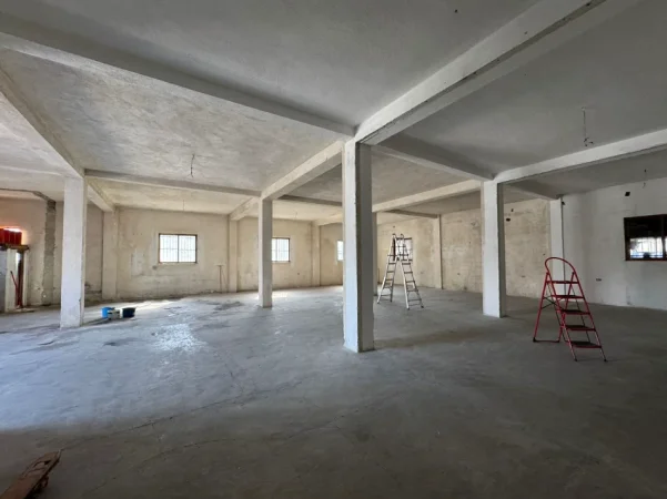 Tirane, jepet me qera magazine Kati 1, 300 m² 2.500 € (Ish Dogana)