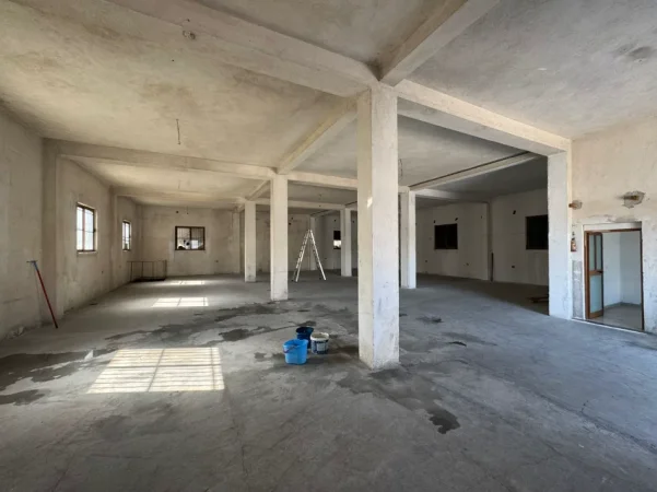 Tirane, jepet me qera magazine Kati 1, 300 m² 2.500 € (Ish Dogana)