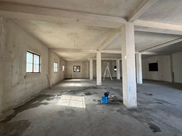 Tirane, jepet me qera magazine Kati 1, 300 m² 2.500 € (Ish Dogana)