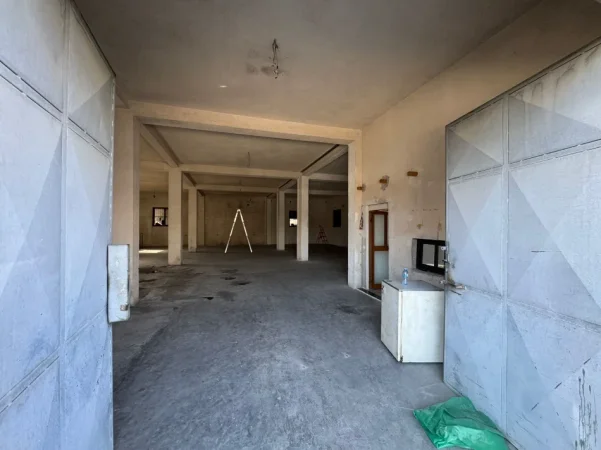 Tirane, jepet me qera magazine Kati 1, 300 m² 2.500 € (Ish Dogana)