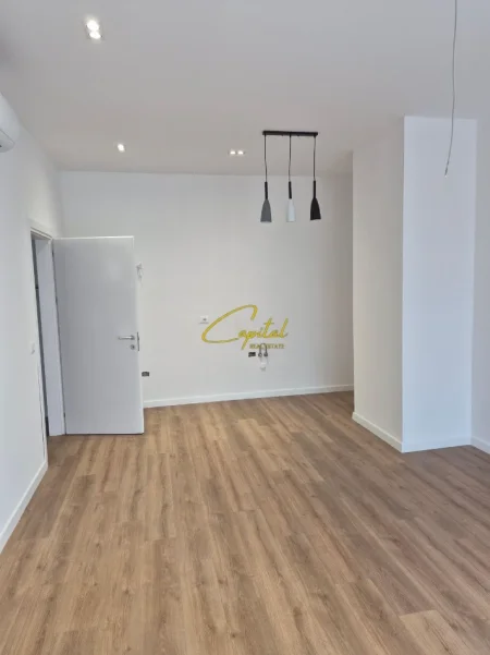 Tirane, jepet me qera zyre Kati 2, 65 m² 550 € (ISH SHESHI SHQIPONJA)