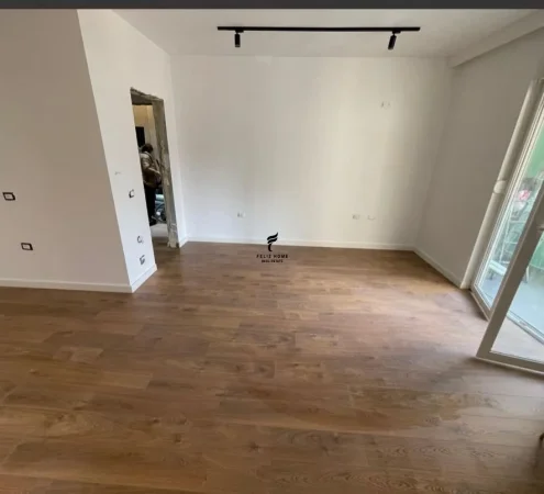 Tirane, jepet me qera zyre Kati 3, 67 m² 1.000 € (AIR ALBANIA)