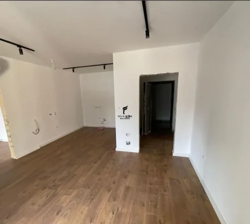 Tirane, jepet me qera zyre Kati 3, 67 m² 1.000 € (AIR ALBANIA)