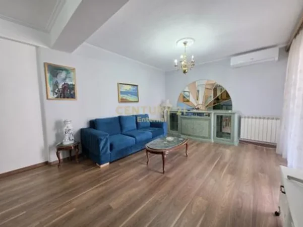 Tirane, jepet me qera apartament 2+1 Kati 3, 115 m² 1.100 € (ish blloku)