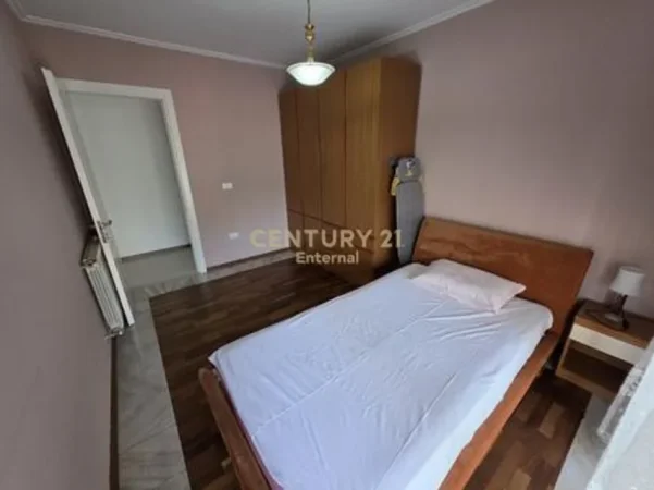 Tirane, jepet me qera apartament 2+1 Kati 3, 115 m² 1.100 € (ish blloku)