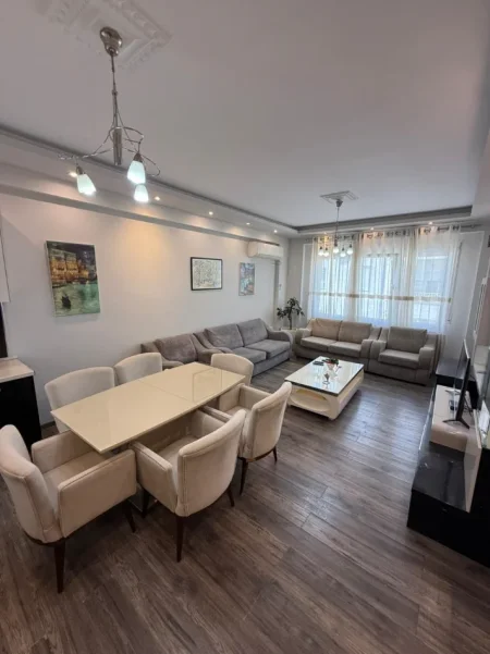 Tirane, shitet apartament 2+1+Aneks+Ballkon Kati 5, 93 m² 256.000 € (kopshti botanik)