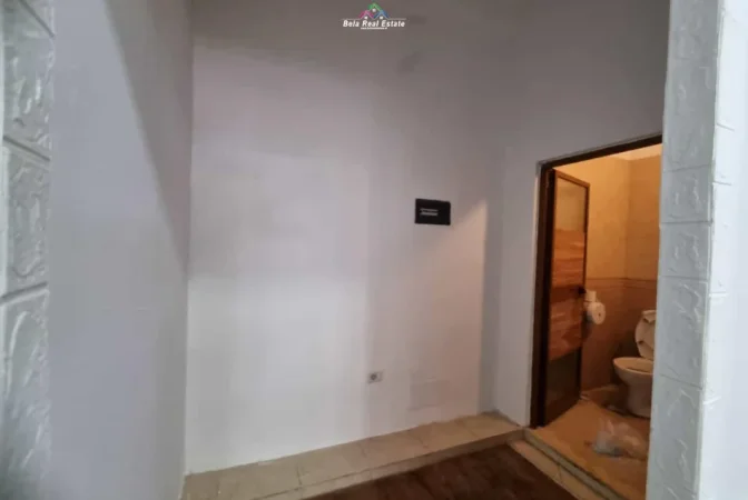 Tirane, jepet me qera dyqan Kati 0, 50 m² 630 € (Rruga Myslym Shyri)