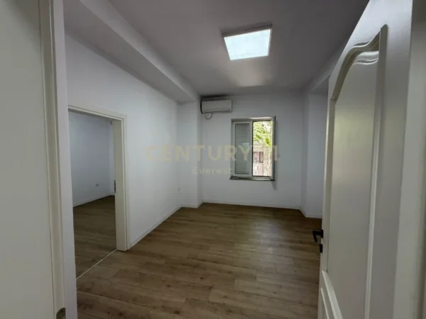 Tirane, jepet me qera zyre Kati 3, 100 m² 1.000 € (Shallvare)
