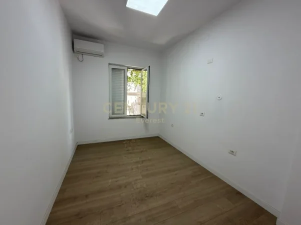 Tirane, jepet me qera zyre Kati 3, 100 m² 1.000 € (Shallvare)