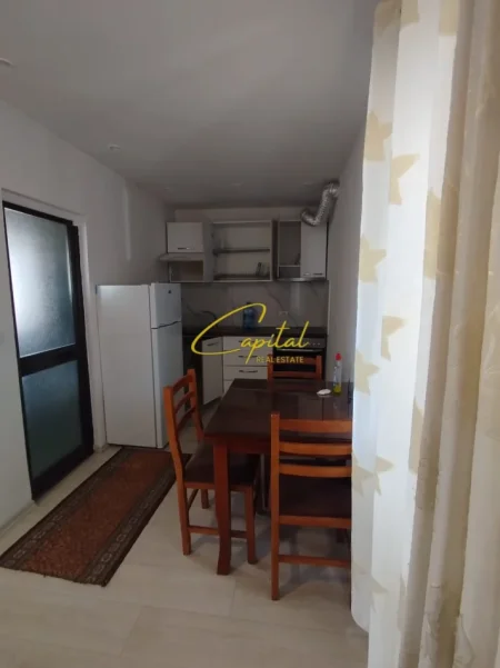Tirane, jepet me qera apartament 1+1 Kati 3, 60 m² 300 € (YZBERISHT)