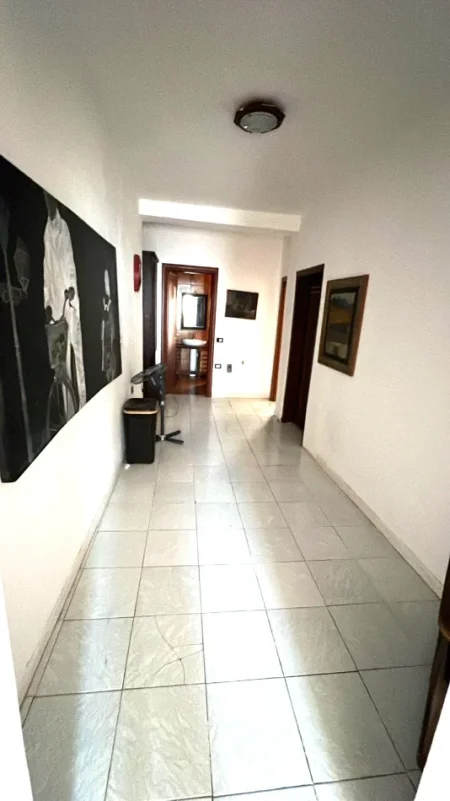 Jepet me qera apartament 2+1, Kati 3 i nje shtepie private me tarrace, 550 €