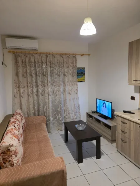 Tirane, jepet me qera apartament 1+1+Ballkon Kati 3, 60 m² 400 € (Xhamllik)